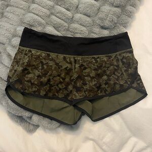 Lululemon Speed Up Women’s Camo Shorts 2.5" inseam